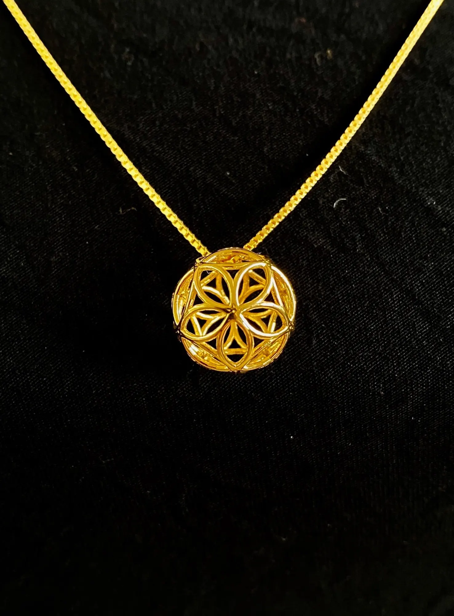 PentaSphyr gold pendant showing its pentagon-flower openings