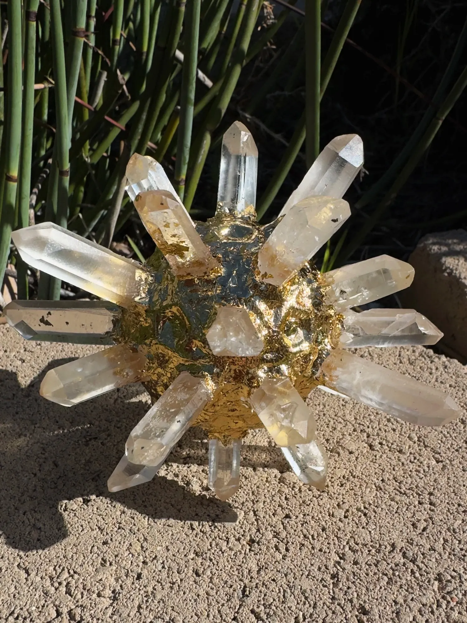Close view of the gold-gilded core between the quartz points of the Quartz Crystal AllSphyr